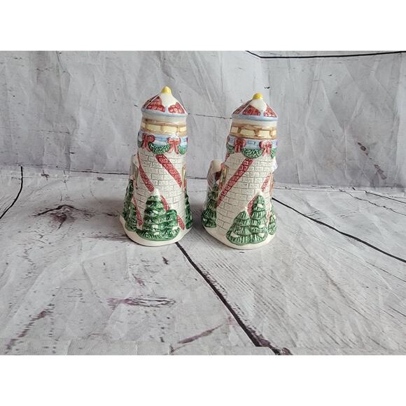 Vintage 1996 YH Ceramic Lighthouse Holiday Winter Salt & Pepper Shaker Set - Picture 7 of 10